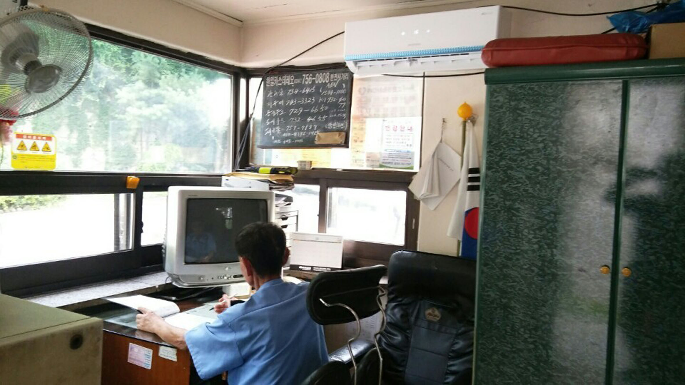  찜통더위 속 경비원 위해 아파트 주민들이 에어컨 달아