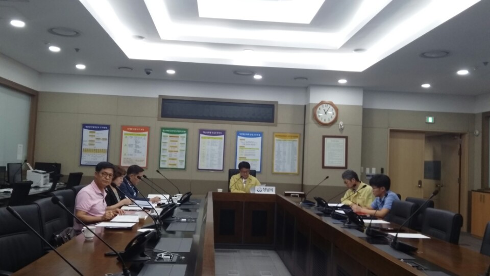 이재철 성남부시장이 9일 오전 메르스 관련 긴급회의를 열고 있다